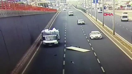 Diyarbakır Kamyonet ile Tabela Taşırken Böyle Düştü