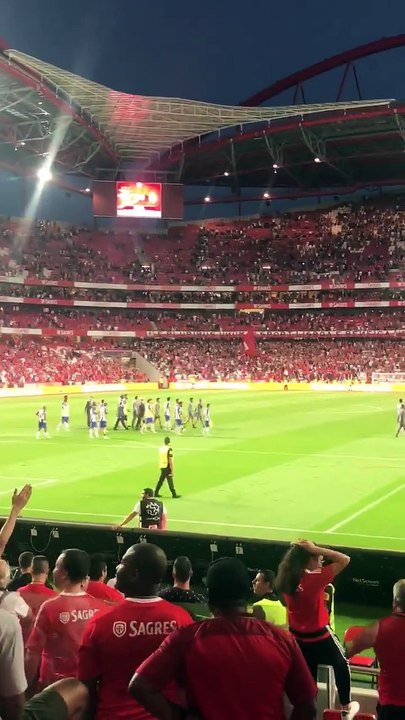Jogo entre Benfica e Porto termina com musica de "Tourada" no Estádio da Luz