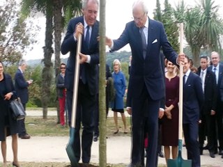 Pau : le roi de Suède plante un chêne avec François Bayrou