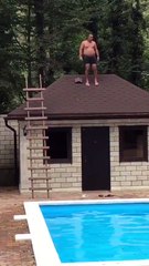 Saut dans une piscine depuis le toit d'un poolhouse (Russie)