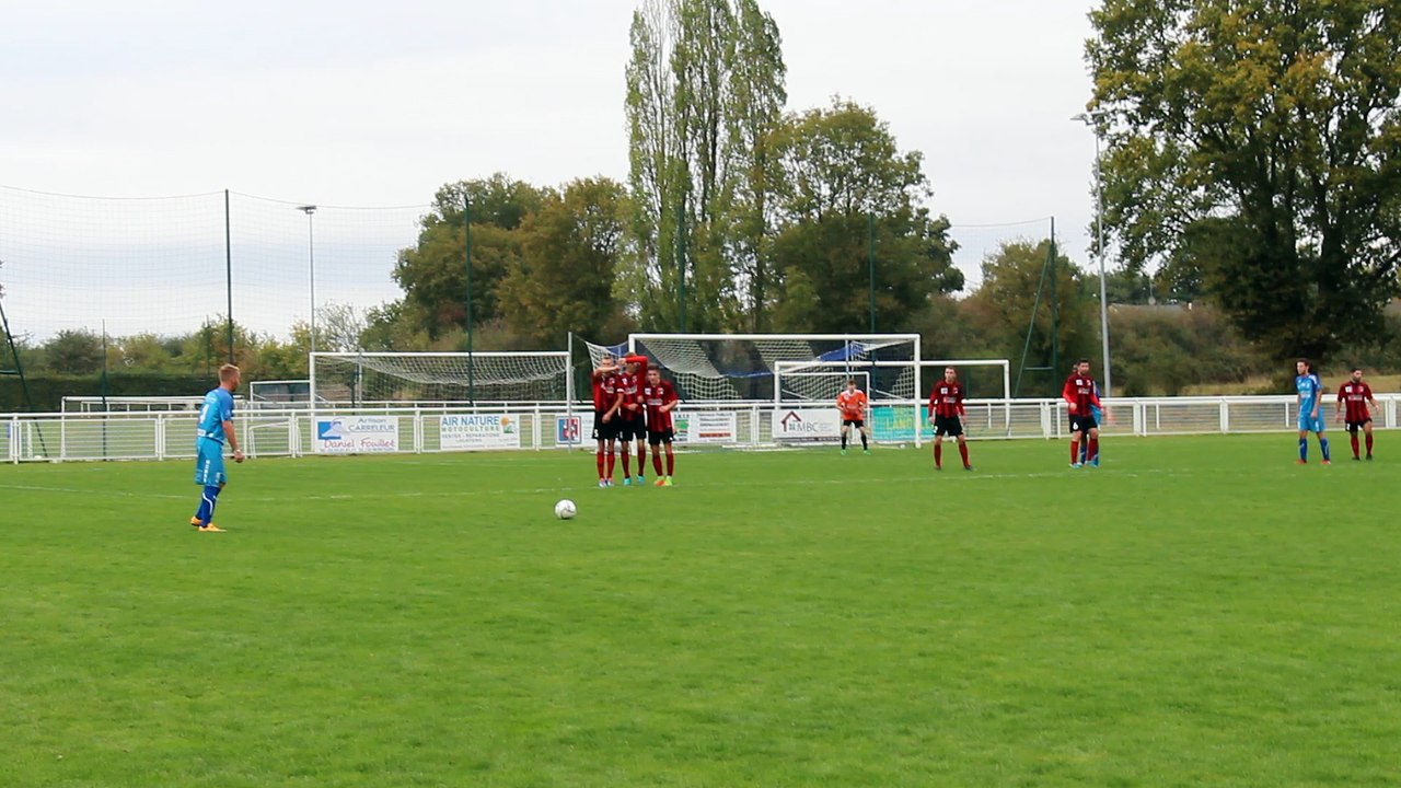 07/10/2018 : Soulgé VS Les Herbiers : Coup Franc de JB et bel arrêt du gardien des Herbiers.