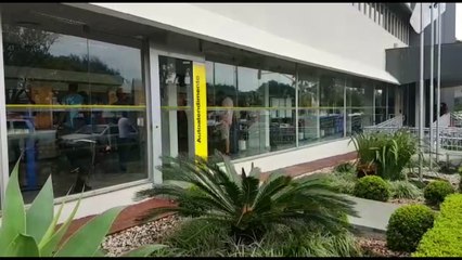 Mulher reclama de atendimento na agência central do Banco do Brasil