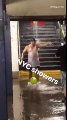 Nyc douches homme se tient debout sous l'eau tombant dans le métro