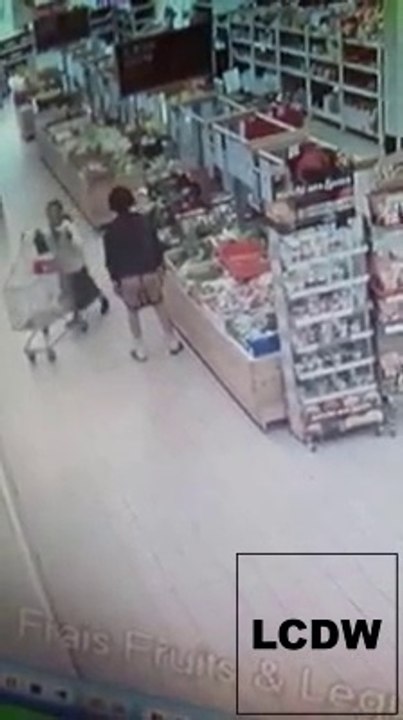 Le responsable d'un supermarché en colère contre cette femme qui urine dans le rayon fruits et légumes