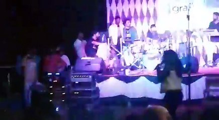 ഗാനമേളയ്ക്കിടയിൽ  ഗായികയെ കേറിപിടിച്ചാൽ ഇങ്ങനെ ഇരിക്കും