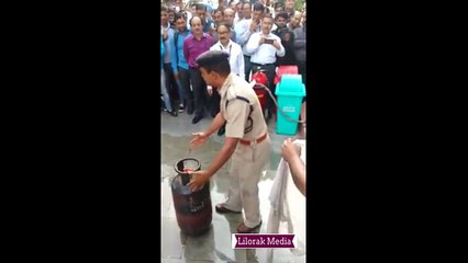 ഗ്യാസ് സിലിണ്ടറിന് തീ പിടിച്ചാൽ ചെയ്യേണ്ടതെന്തെന്ന് കണ്ടു നോക്കൂ