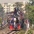 Les trains du Bangladesh envahit de personnes sur le toit chaque jour