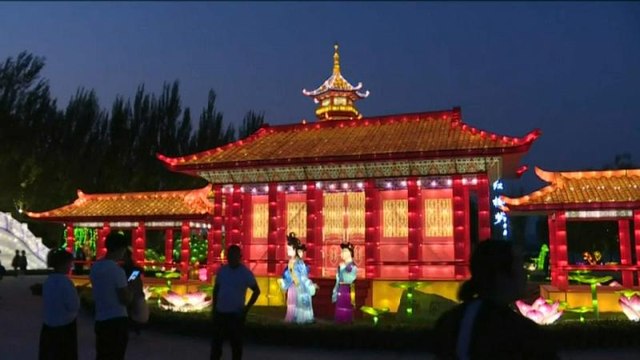 Lanternas na China e bolos em Londres atraem multidões