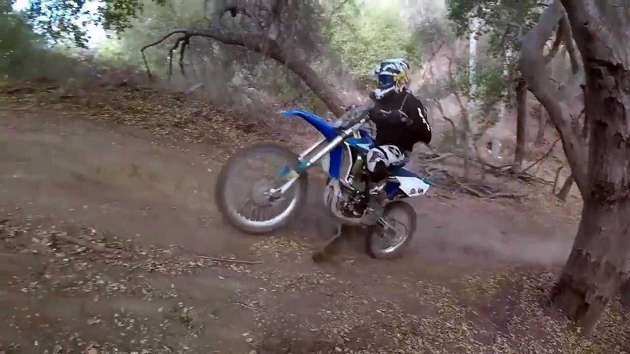 Motocross - une petite racine sur la montée !