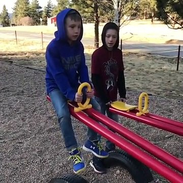 La mauvaise blague sur la balançoire... Gamelle douloureuse