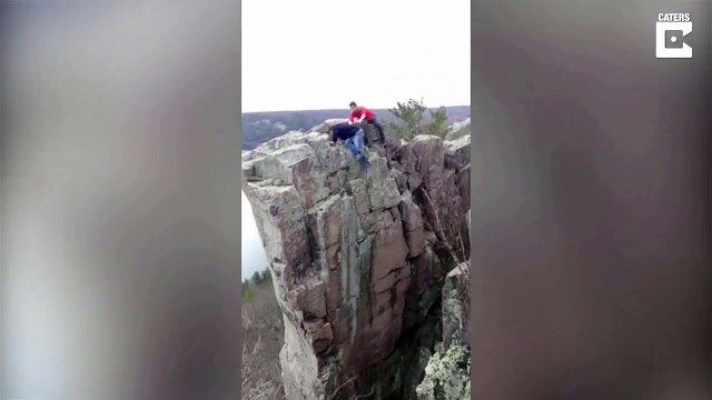 Ce fou prend d'énormes risques pour sauter un ravin