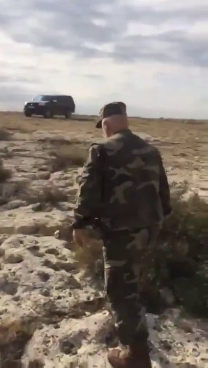 Ce russe tente de jeter une canette du haut d'une falaise... Fail