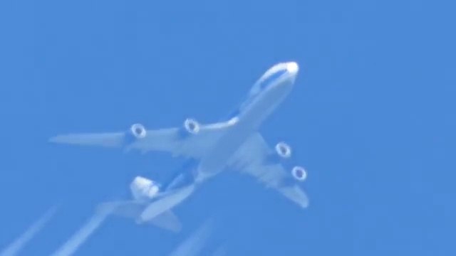 Il fait un Zoom incroyable sur un avion en vol avec un Nikon Coolpix P1000