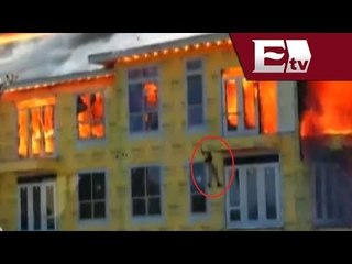 Desde la red: Hombre es rescatado de impresionante incendio (VIDEO) / Vianey Esquinca