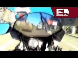 Desde la Red: Motociclista rebasa en medio de los autos / Vianey Esquinca