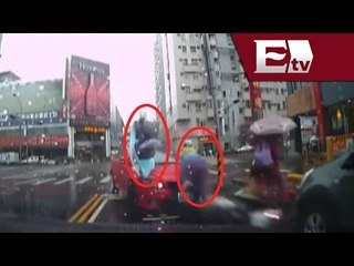 Desde la red: Motociclistas son brutalmente arrollados por un auto / Vianey Esquinca