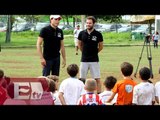 Juan Mata se echa una 'cascarita' con niño en Cancún, Quintana Roo/ Rigoberto Plascencia