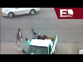 Desde la red: Padre castiga a sus hijos en plena calle tras sorprenderlos robando