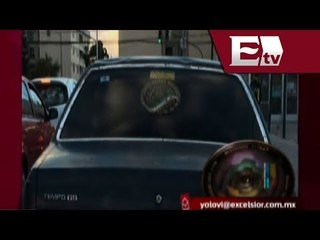 Desde la red: Auto circula con vidrios oscuros y escudo oficial / Titulares Vianey Esquinca
