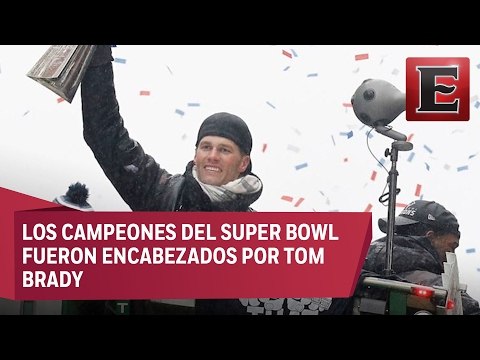 Patriotas desfilan por las calles de Boston