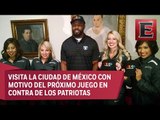 Jugadores de los Raiders visitan el Palacio de Bellas Artes