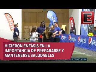 Jugadores de la NFL se reúnen con niños mexicanos