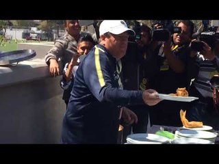 Miguel Herrera, DT del América, reparte tamales por Día de Calendaria