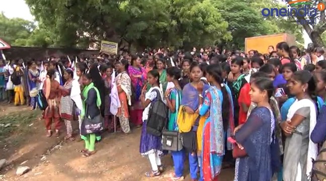 பஸ் பாஸ் கேட்டுவகுப்புபுறக்கணிப்புபோராட்டம்