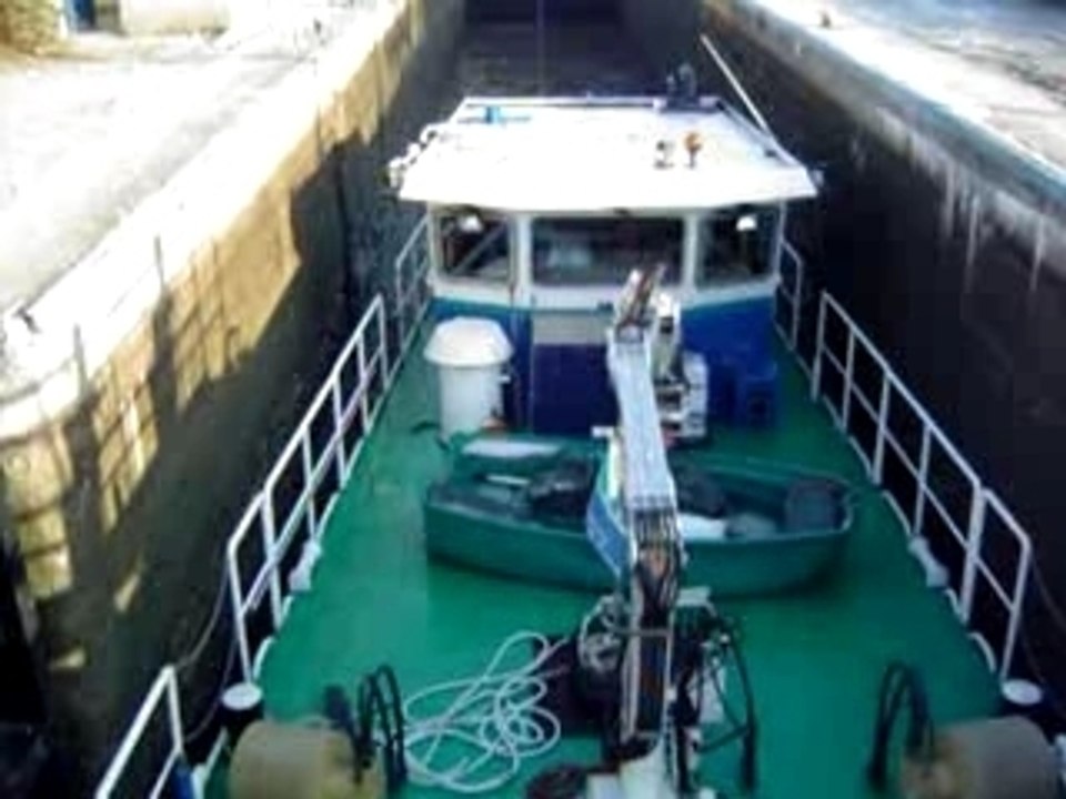 brise-glace dans l'écluse de Dombasle sur le Marne au Rhin