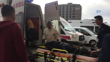 Elazığ'da Mültecilerin Bulunduğu Minibüs Kaza Yaptı: 30 Yaralı