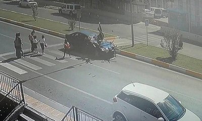 Yaya geçidinde otomobilin çarptığı anne ve çocukları yaralandı