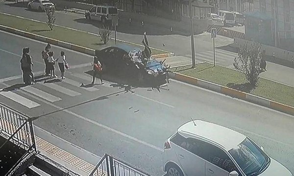 Yaya geçidinde otomobilin çarptığı anne ve çocukları yaralandı