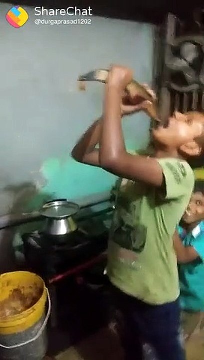 Un garçon avale un poisson en entier
