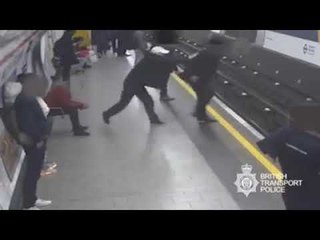 Ora News - Ish-drejtori 91 vjeçar shtyhet mbi shinat e trenit