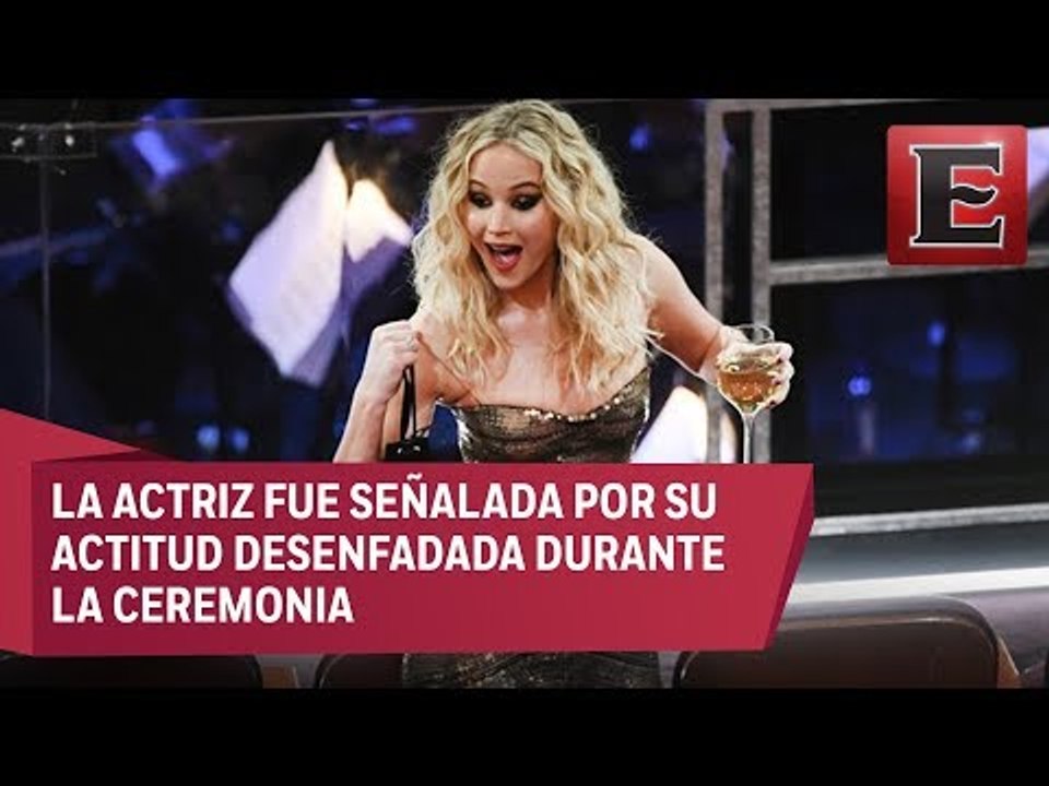 Jennifer Lawrence no soltó la copa en el Oscar 90