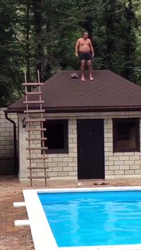 Saut incroyable dans une piscine depuis le toit dun poolhouse
