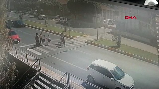 Antalya'da karşıdan karşıya geçmeye çalışan anne ve kızlarının ağır yaralandığı korkunç kaza güvenlik kamerasında