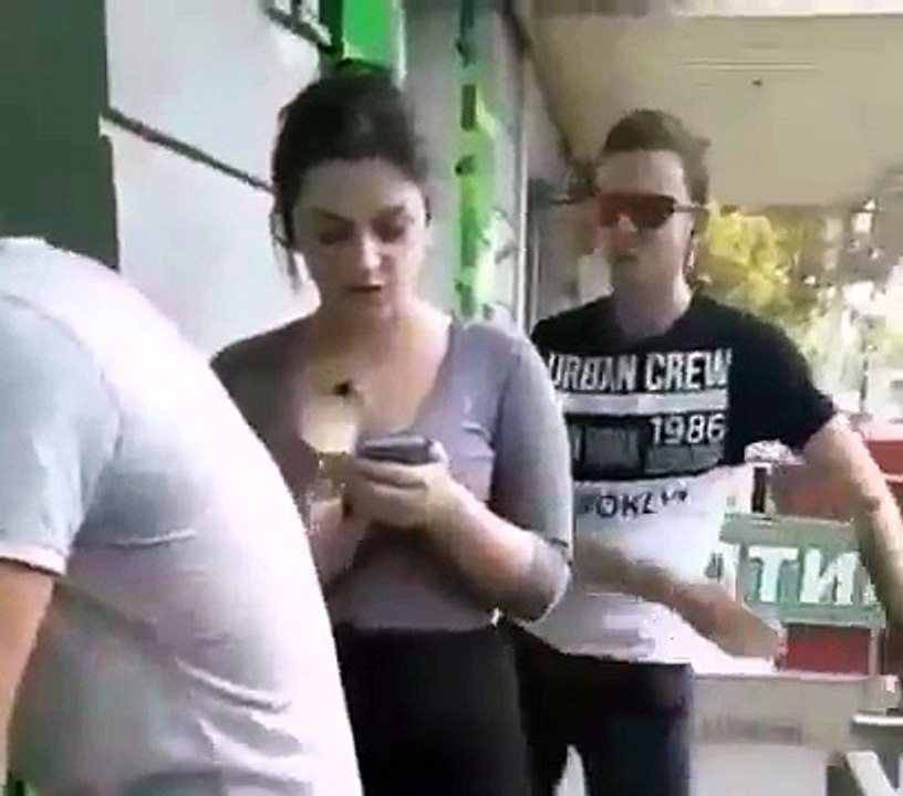 il danse derrière une fille la dance du Fortnite , Il obtient une bonne correction !