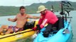 Ces pêcheurs en kayak galèrent pour remonter un énorme poisson