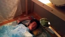 Il réveille son pote en lui mettant une cuillère de wasabi dans la bouche... Blague énorme