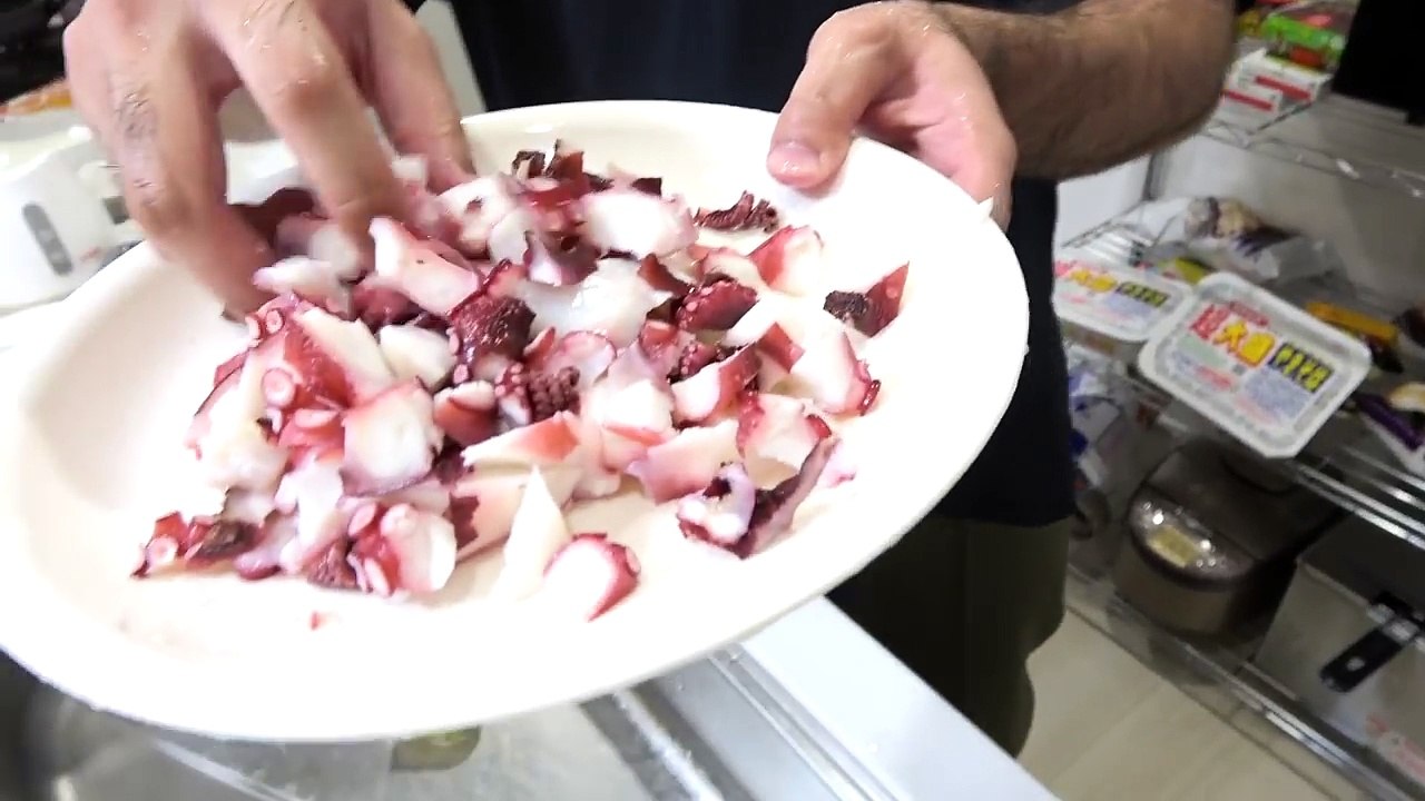 直径8.5センチ超巨大メガたこ焼きに限界までタコ入れたらどうなる？