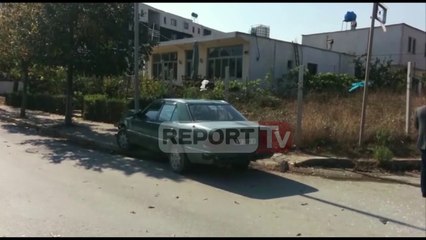 Descargar video: Report TV - Përplasen dy makina afër spitalit të Kukësit, katër të plagosur