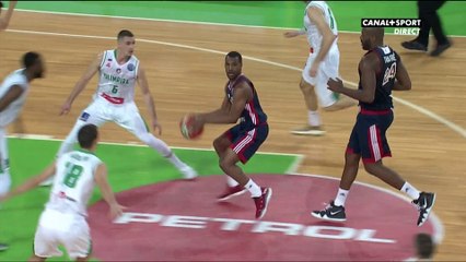 Passe entre les jambes magnifique de Green pour Traoré