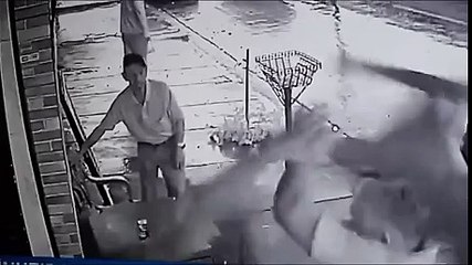 Un homme brave tous les dangers pour sauver sa bière