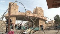 Young Iraqis trying to rebuild Mosul - BBC News