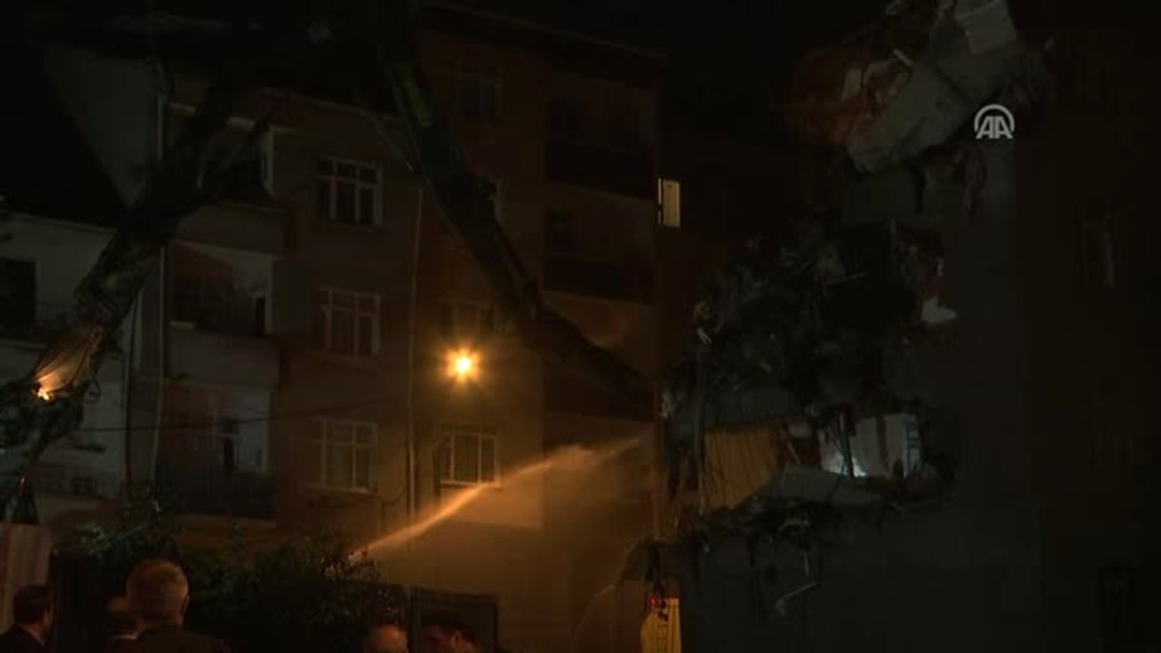 Bağcılar'da Çökme Tehlikesi Bulunan Binanın Yıkımına Başlandı (3)