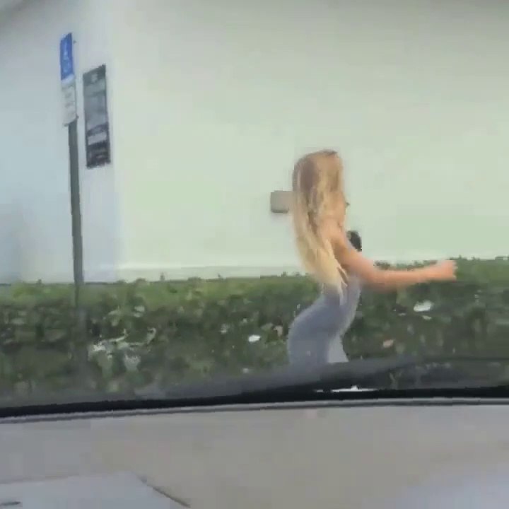 Elle est cambrée comme un cheval... bizarre