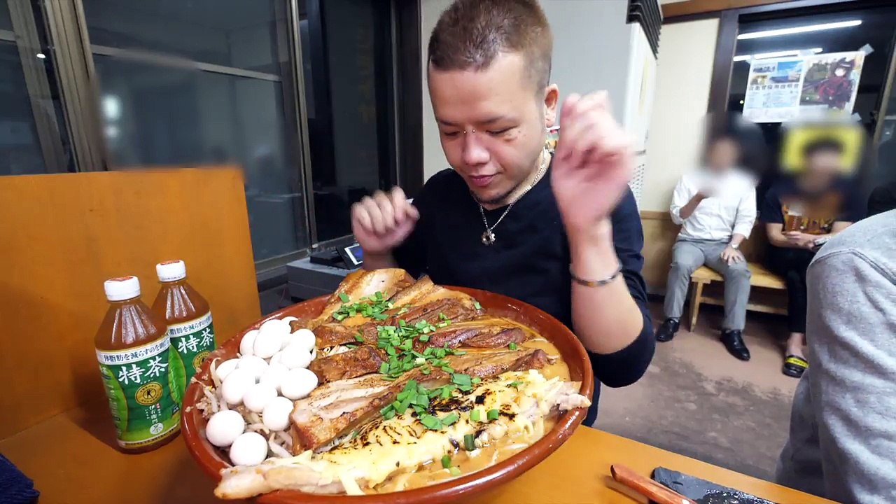 【大食い】過去最大級のサプライズ ラーメンジライヤ【デカ盛り】