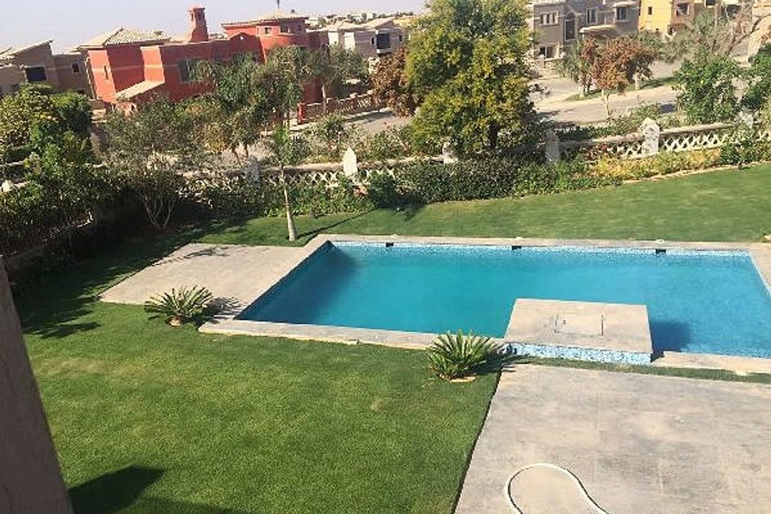 فيلا بحمام سباحة فى بالم هيلز المرحلة  4  للبيع