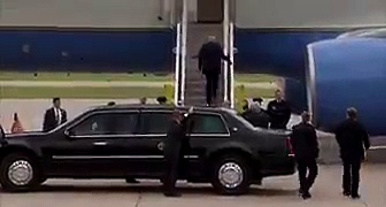 ABD Başkanı Donald Trump ayağına tuvalet kağıdı yapışmış şekilde başkanlık uçağına bindi. İronik.